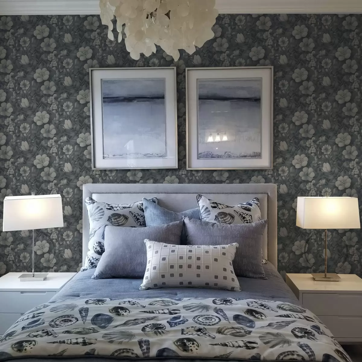 Papel pintado Estampado azul oscuro con voluminosas flores blancas a00282