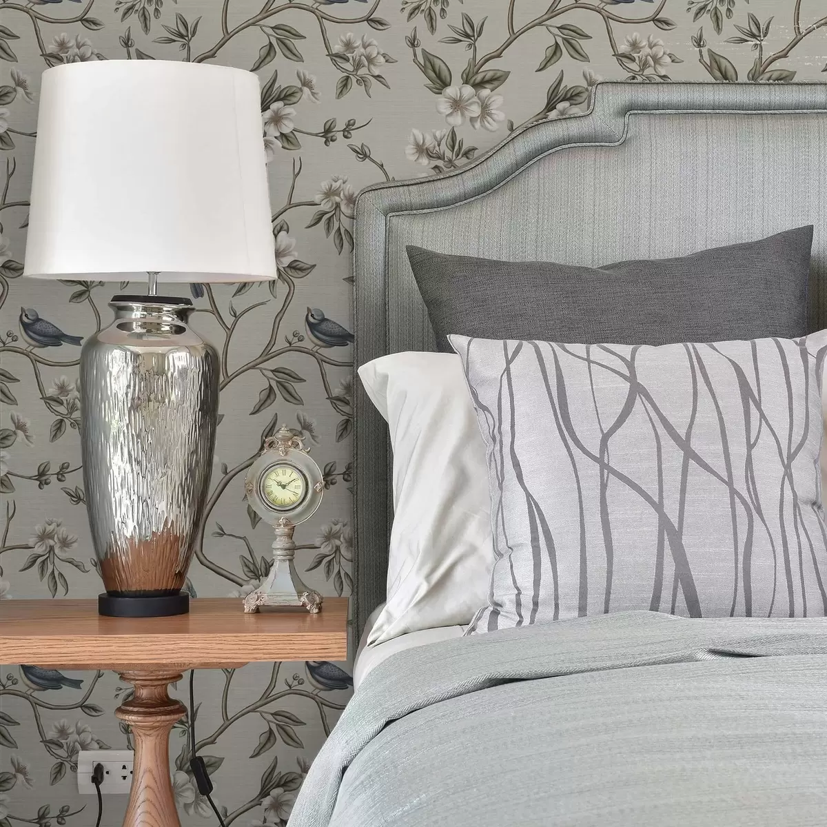 Papel pintado Ramas con pájaros y flores blancas sobre un fondo delicado a00303