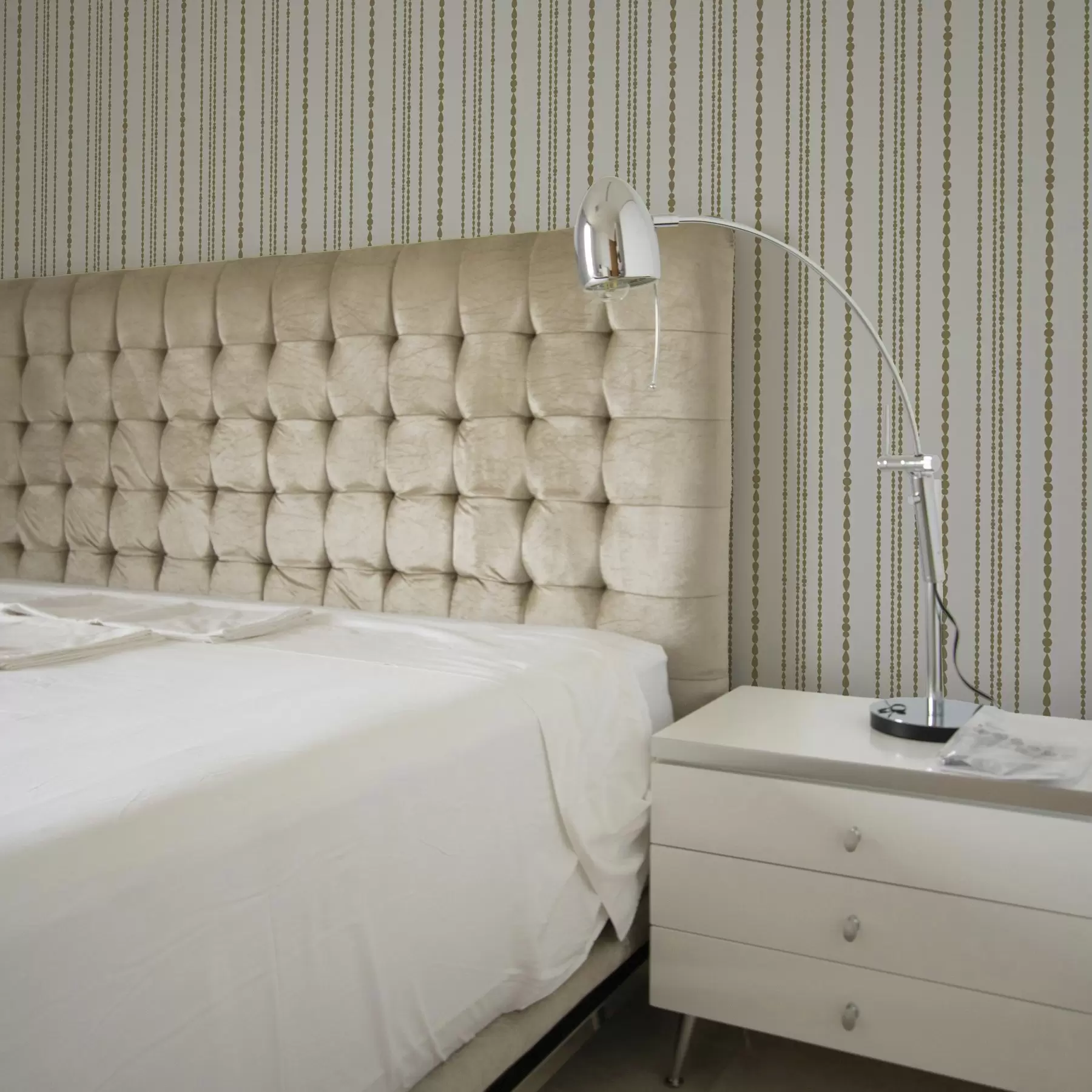 murales de pared Patrón minimalista en forma de gotas amarillas en una franja vertical a00448