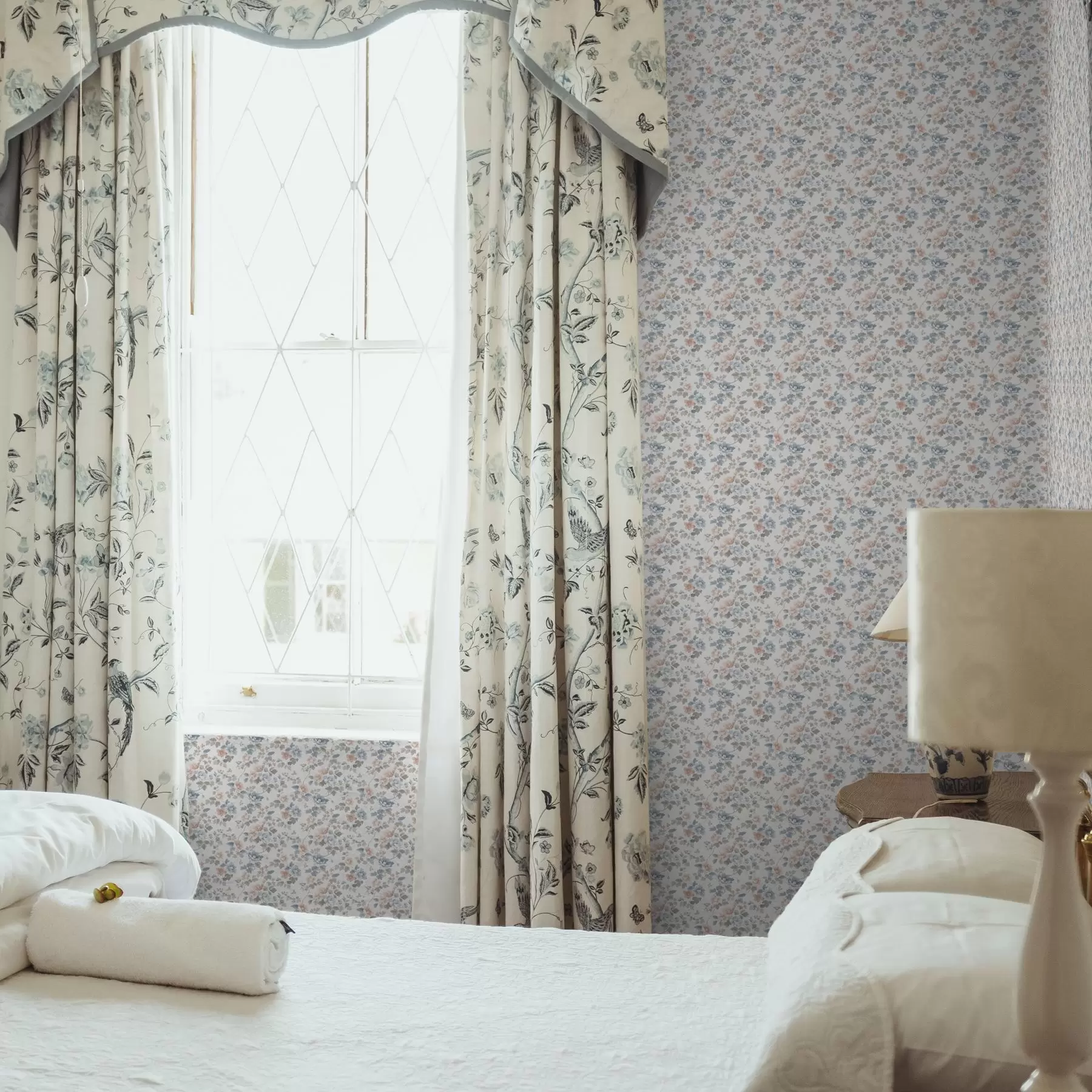 murales de pared Pequeño adorno floral en tonos azules y coral a00347