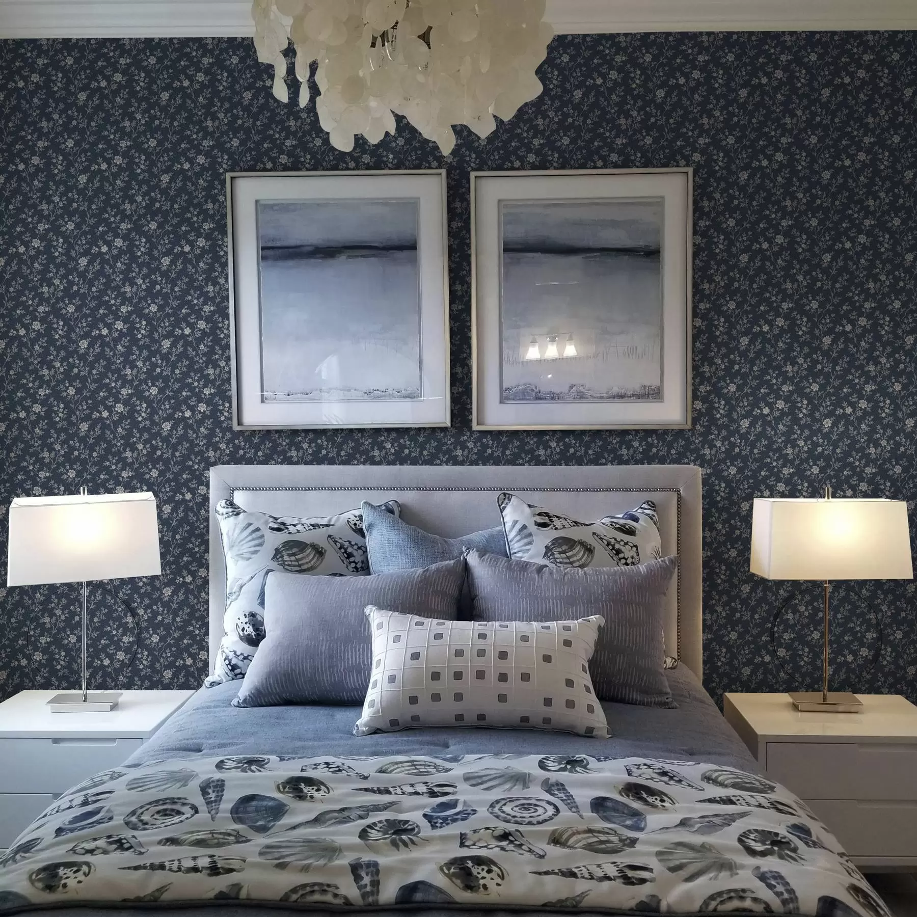 murales de pared Fondo azul marino oscuro con finas ramas y flores de color beige a00612