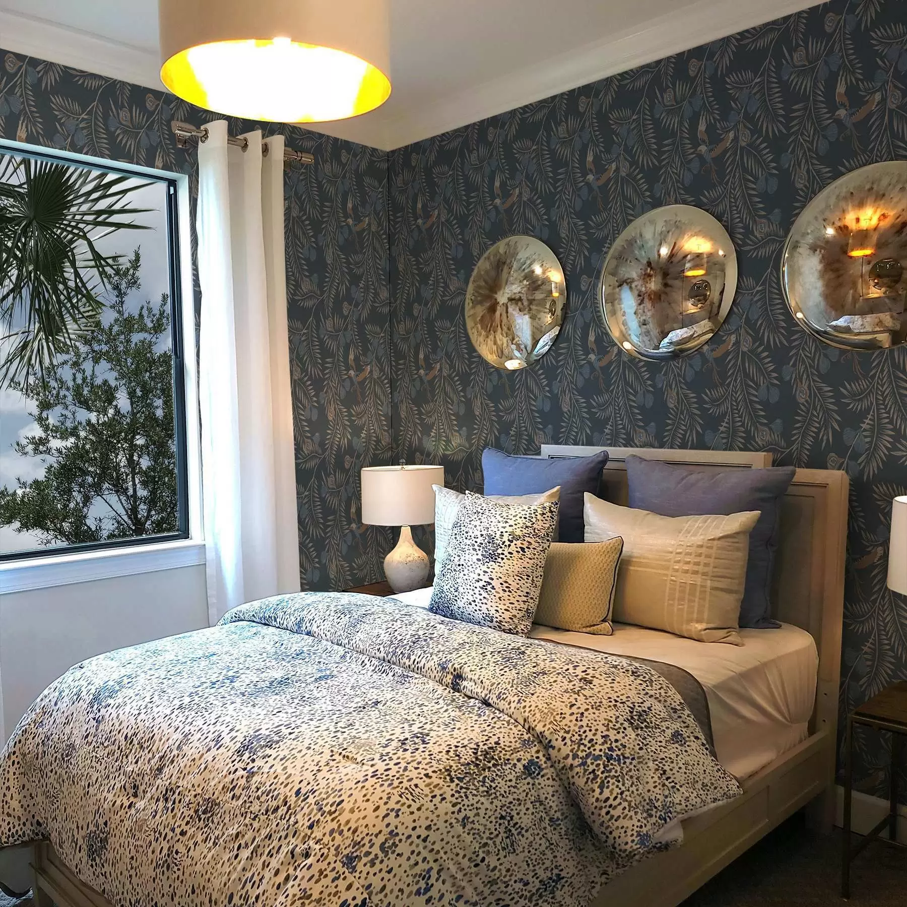 murales de pared Pájaro entre frutos azules y hojas de palmera, índigo a00726