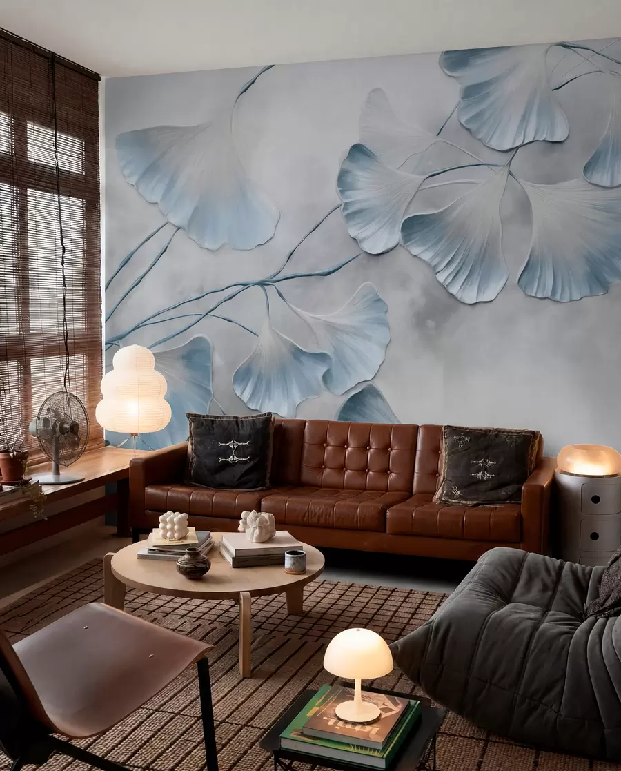 murales de pared Hojas de ginkgo biloba con bordes azules en una rama, fondo gris texturizado, diseño elegante y minimalista w09472v1