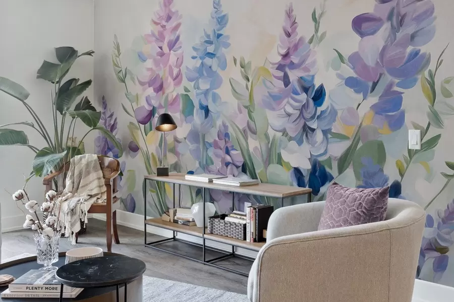 murales de pared Flores moradas y azules con textura y hojas azules, fondo claro, pinceladas suaves, colores vibrantes w09482
