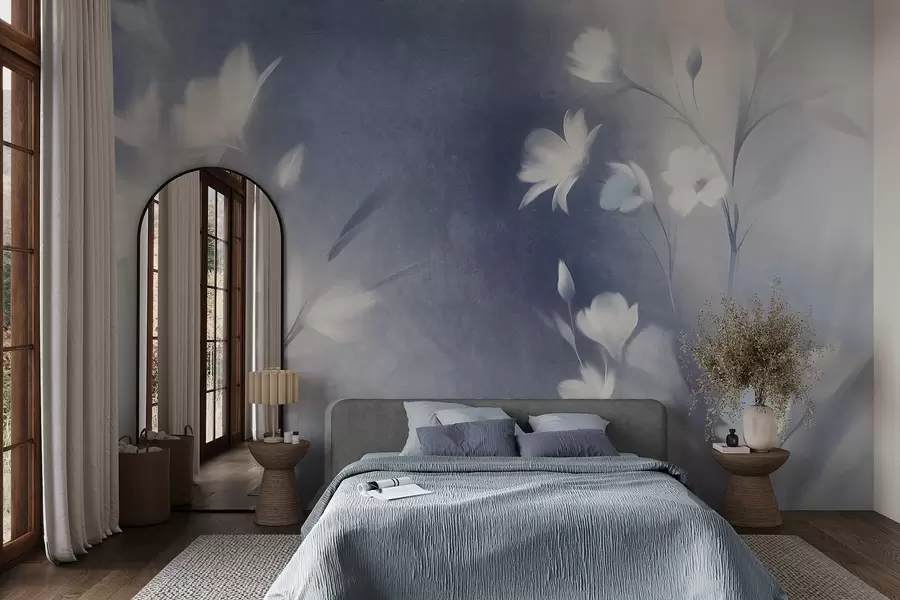murales de pared Flores blancas con textura y tallos largos, capullos suaves sobre un fondo difuminado de tonos azules y blancos w09484