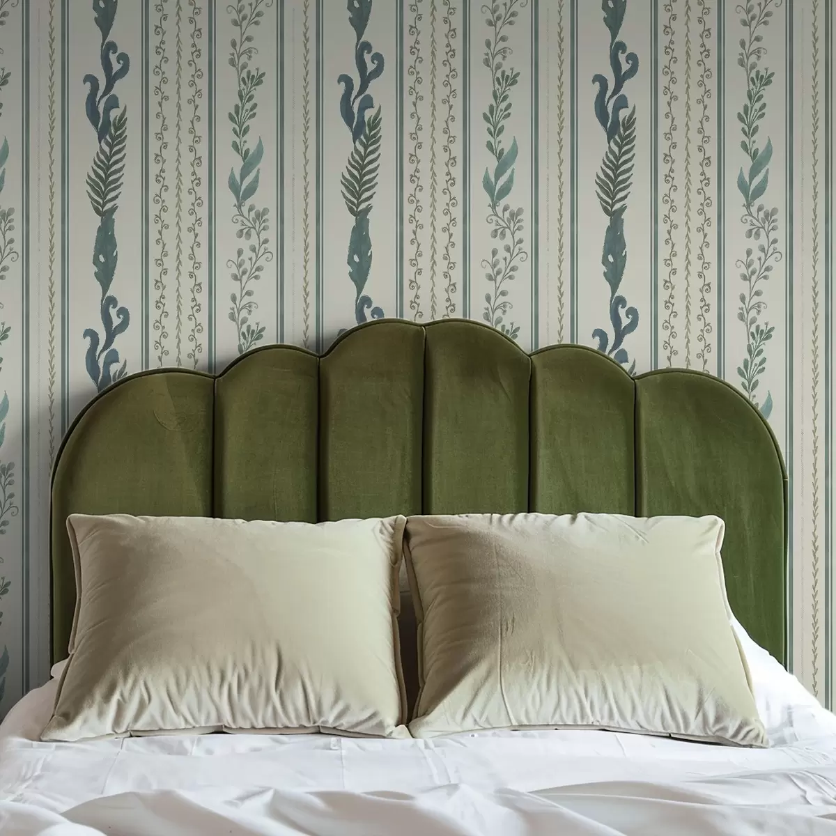 Papel pintado Rayas con ramificaciones y rizos sobre un fondo cálido y lechoso. a00823v2