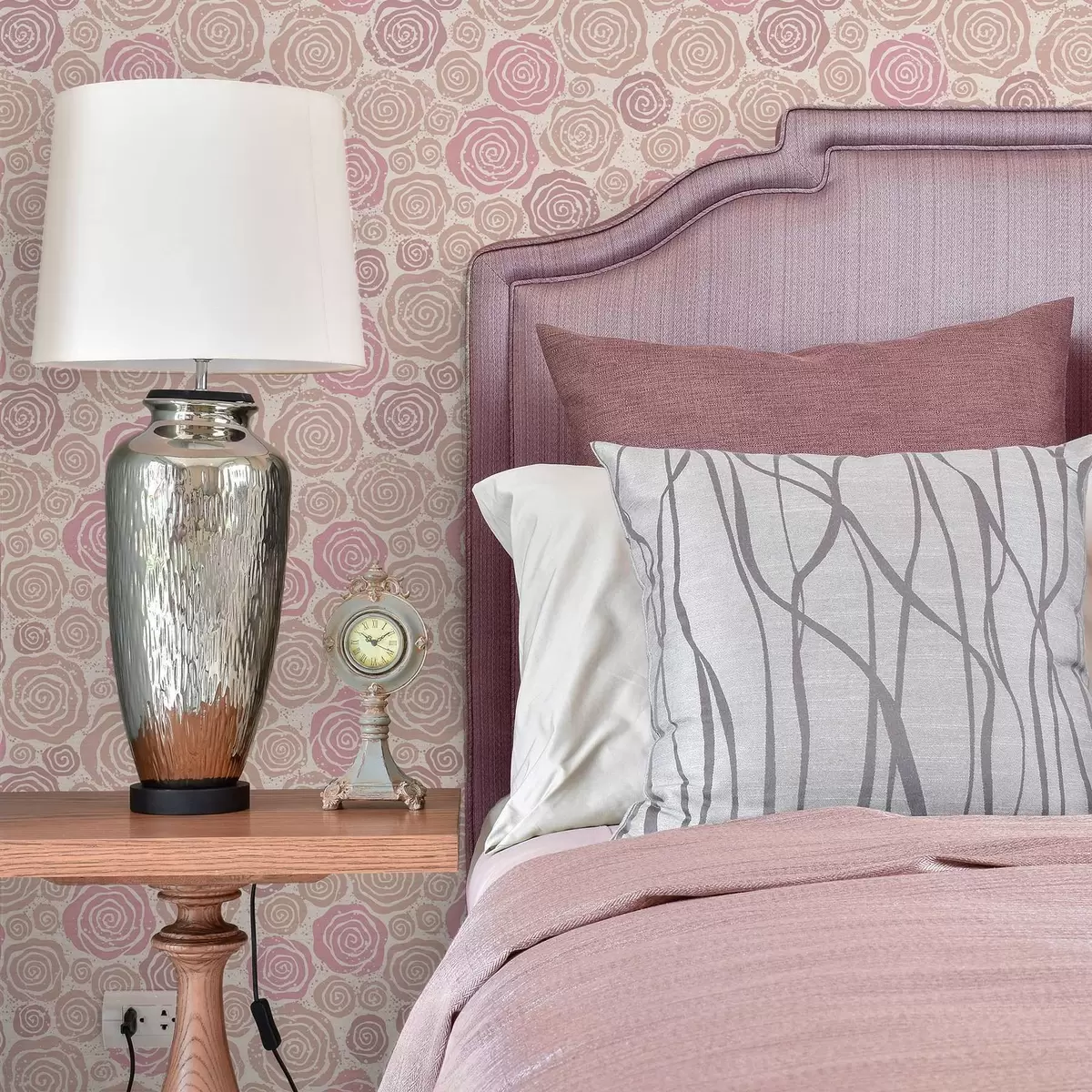 Papel pintado Rosas rosadas en espiral y salpicaduras sobre un fondo claro. a00955