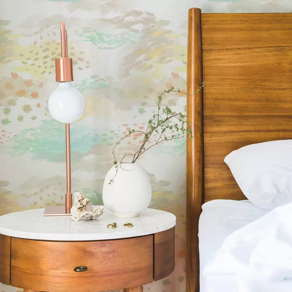 Papel pintado Pinceladas ligeras en tonos pastel sobre un fondo casi blanco. a00999