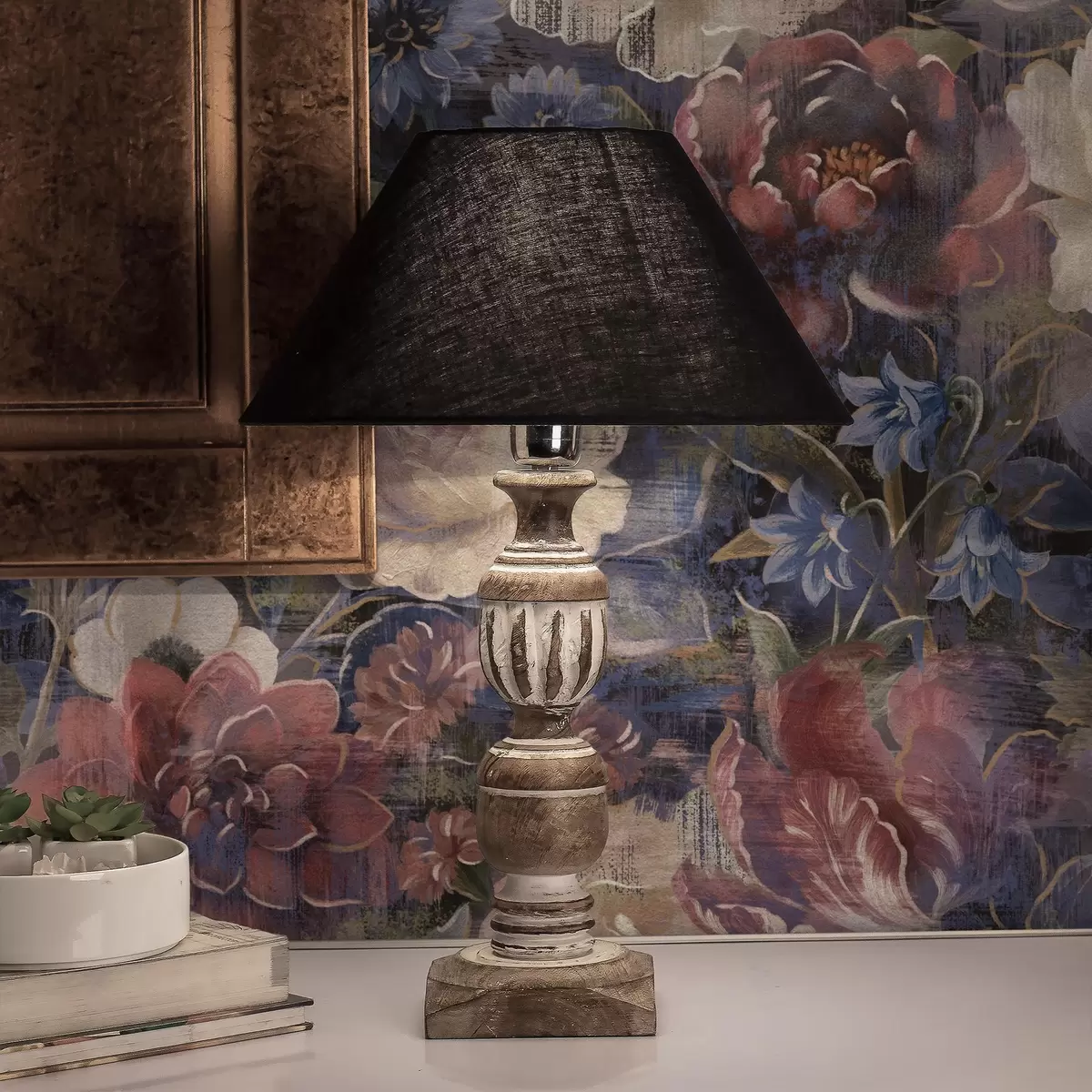 Papel pintado Ramo pictórico de flores grandes sobre fondo índigo intenso. a01021