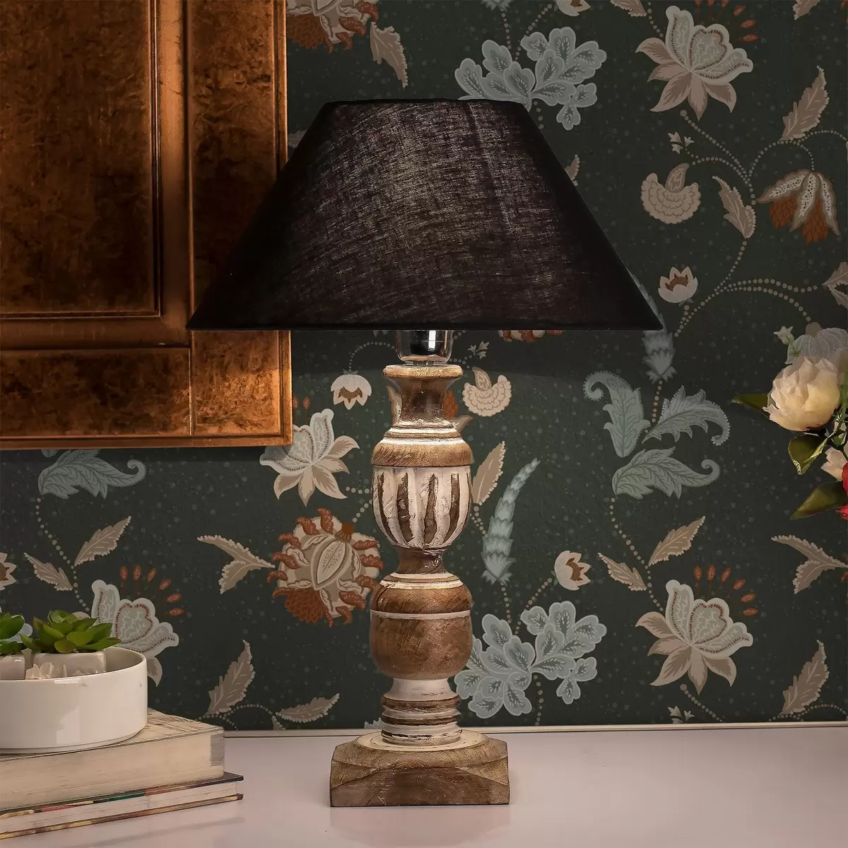 Papel pintado Fondo verde oscuro con flores y hojas decorativas. a01086