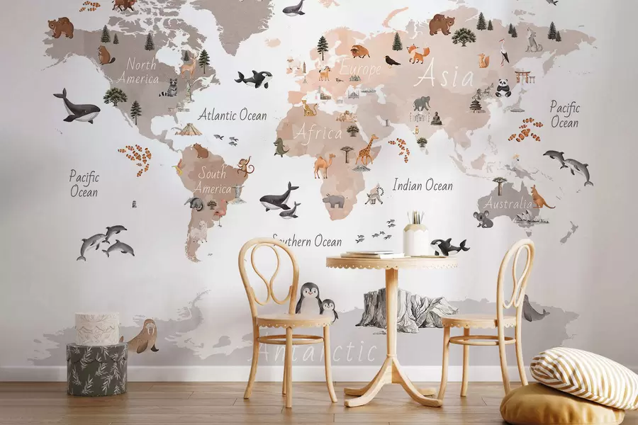 murales de pared Un mapa en tonos beige, con un estilo de acuarela, en el que aparecen animales, plantas y elementos arquitectónicos. Etiquetas en inglés c00009env3